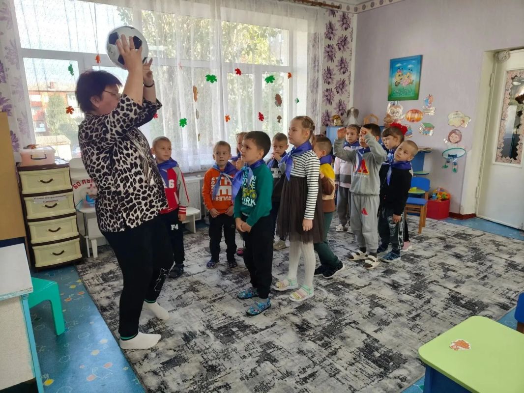 Сотрудники Лутугинского районного дома культуры пришли в гости к воспитанникам детского сада «Ласточка» Сотрудники Лутугинского районного дома культуры пришли в гости к воспитанникам детского сада «Ласточка»
