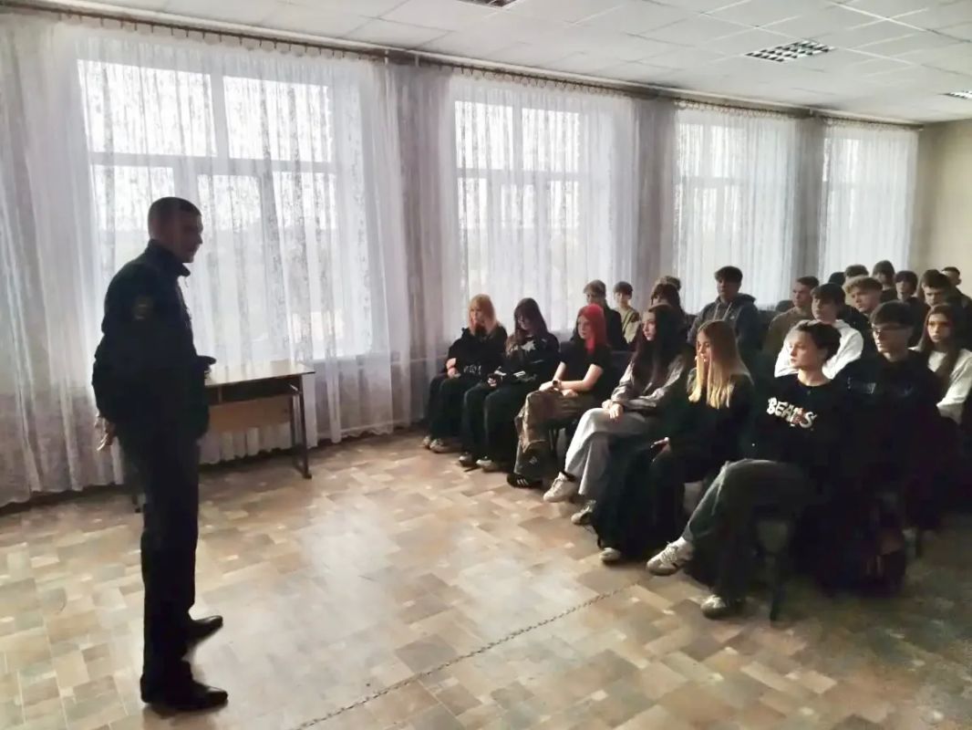 В Алчевске полицейские продолжают знакомить школьников с профессией сотрудника органов внутренних дел В Алчевске полицейские продолжают знакомить школьников с профессией сотрудника органов внутренних дел