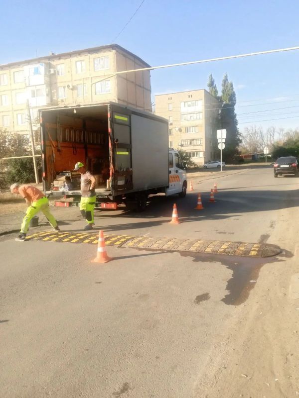 В Ровеньках устанавливают искусственные дорожные неровности В Ровеньках устанавливают искусственные дорожные неровности