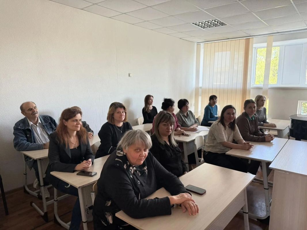 Оренбуржцы поздравили коллектив Перевальской детской школы искусств с Днем учителя Оренбуржцы поздравили коллектив Перевальской детской школы искусств с Днем учителя
