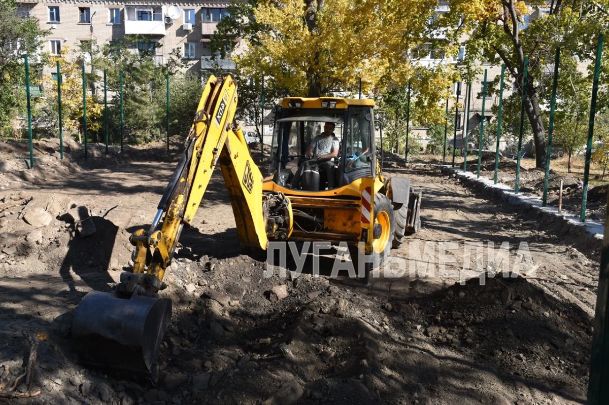 В Ровеньках строят новую спортивную площадку В Ровеньках строят новую спортивную площадку