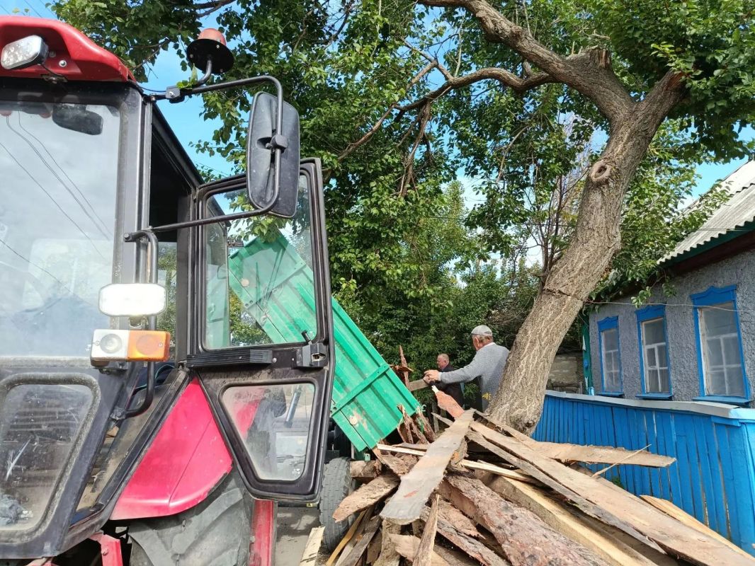 Жителям Спеваковки доставили дрова в рамках инициативы «Добрые дела» Жителям Спеваковки доставили дрова в рамках инициативы «Добрые дела»