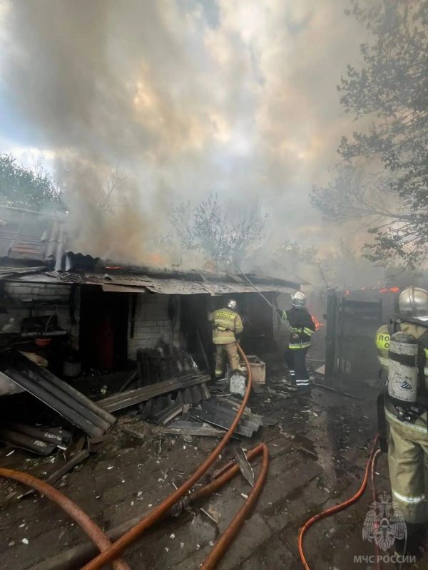 В Володарске горело подворье пенсионерки, спасатели отстояли жилой дом В Володарске горело подворье пенсионерки, спасатели отстояли жилой дом