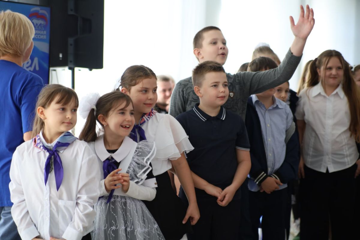 В поселке Металлист сегодня было по-особенному тепло и весело В поселке Металлист сегодня было по-особенному тепло и весело