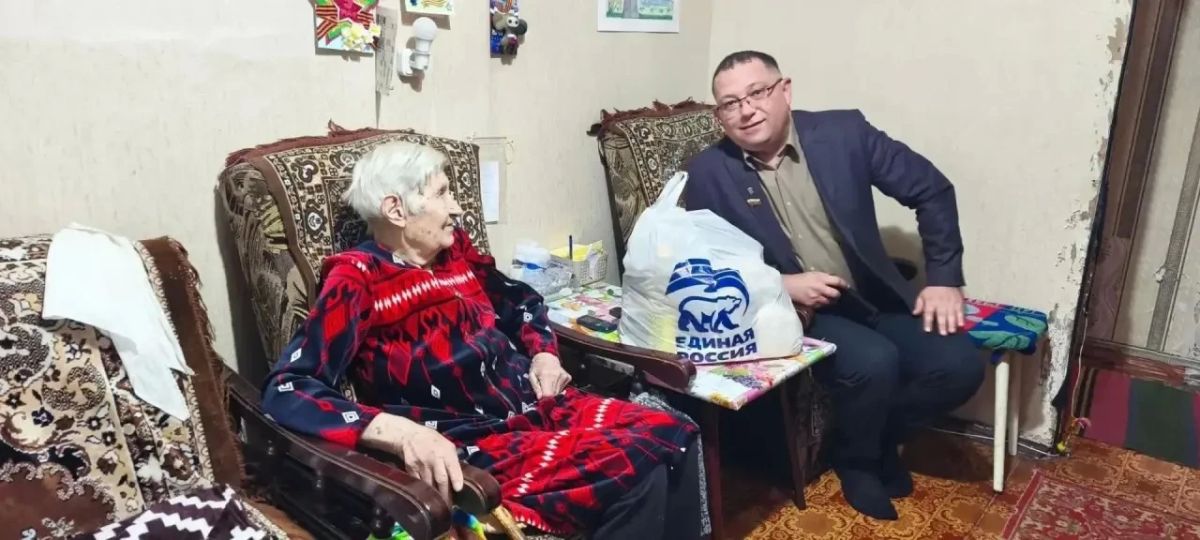 В день рождения Президента страны депутат Совета Краснодонского муниципального округа Александр Захар навестил Надежду Петровну Васильеву — ветерана труда, ветерана Великой Отечественной войны, жительницу города...