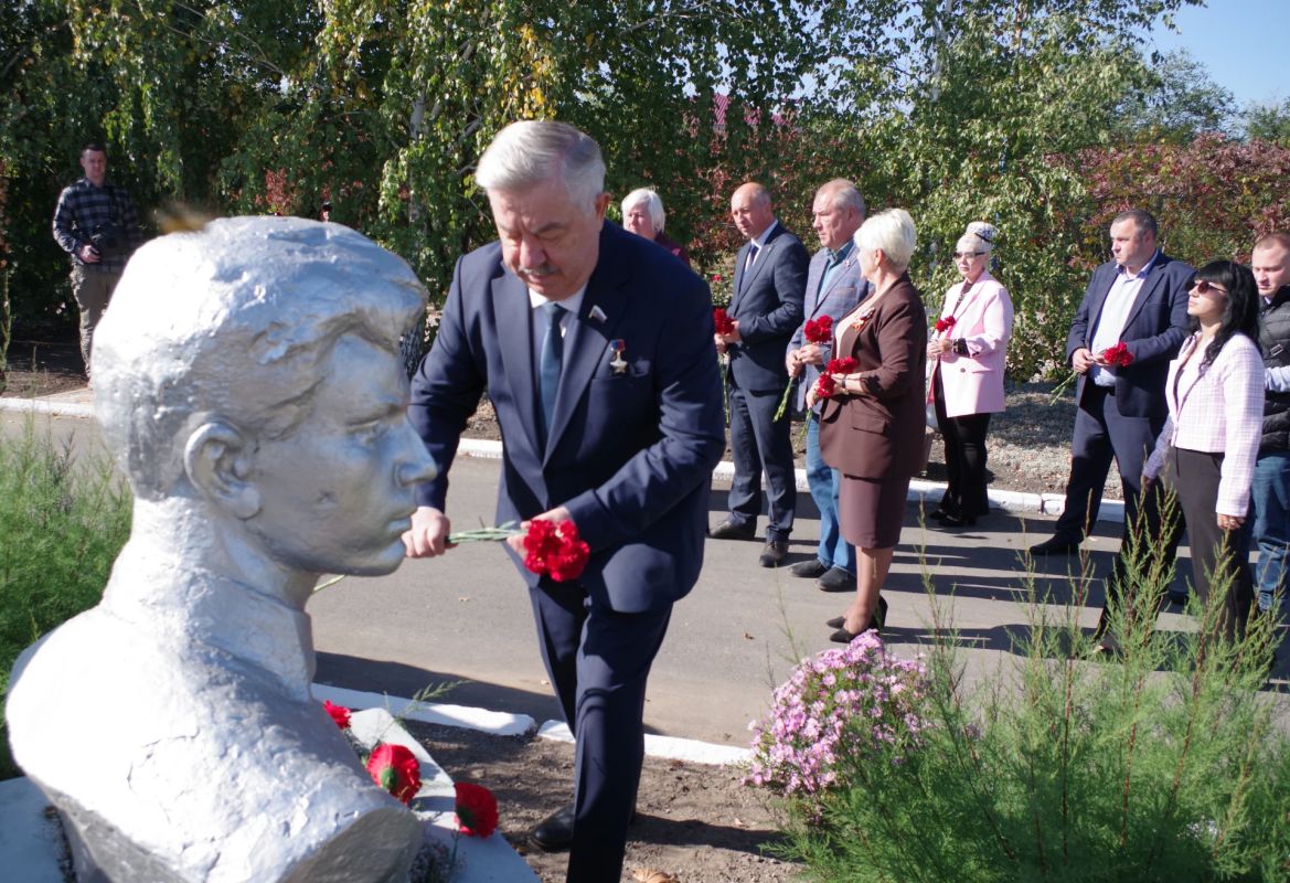 В селе Желтое торжественно открыли обновленный сквер Молодогвардейцев В селе Желтое торжественно открыли обновленный сквер Молодогвардейцев