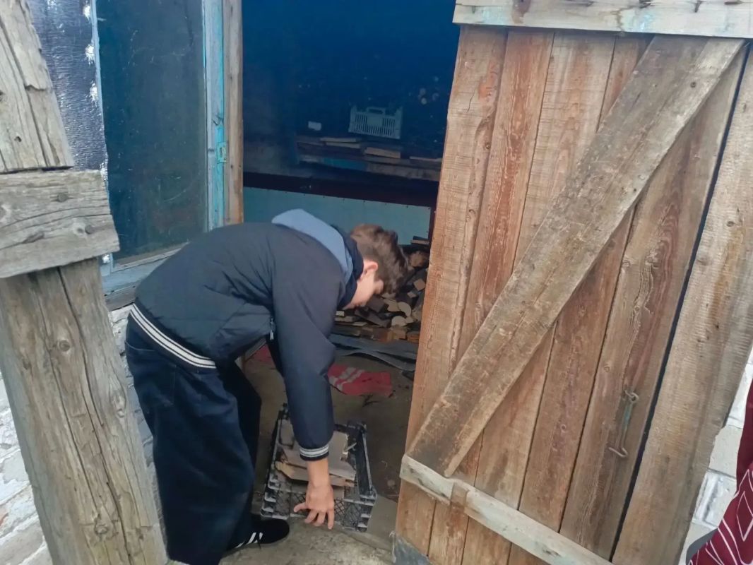 "Добрые дела объединяют". В рамках акции #ДоброШкола волонтёрский отряд Ровеньковской школы № 12 им. В.Ю. Андреева «Союз отзывчивых сердец» совместно с классным руководителем отправился делать добрые дела! Ребята навестили... "Добрые дела объединяют". В рамках акции #ДоброШкола волонтёрский отряд Ровеньковской школы № 12 им. В.Ю. Андреева «Союз отзывчивых сердец» совместно с классным руководителем отправился делать добрые дела! Ребята навестили...