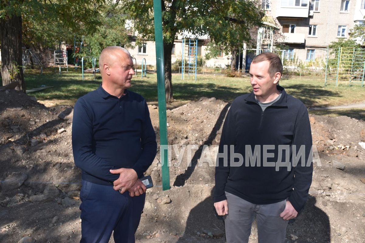 В Ровеньках строят новую спортивную площадку