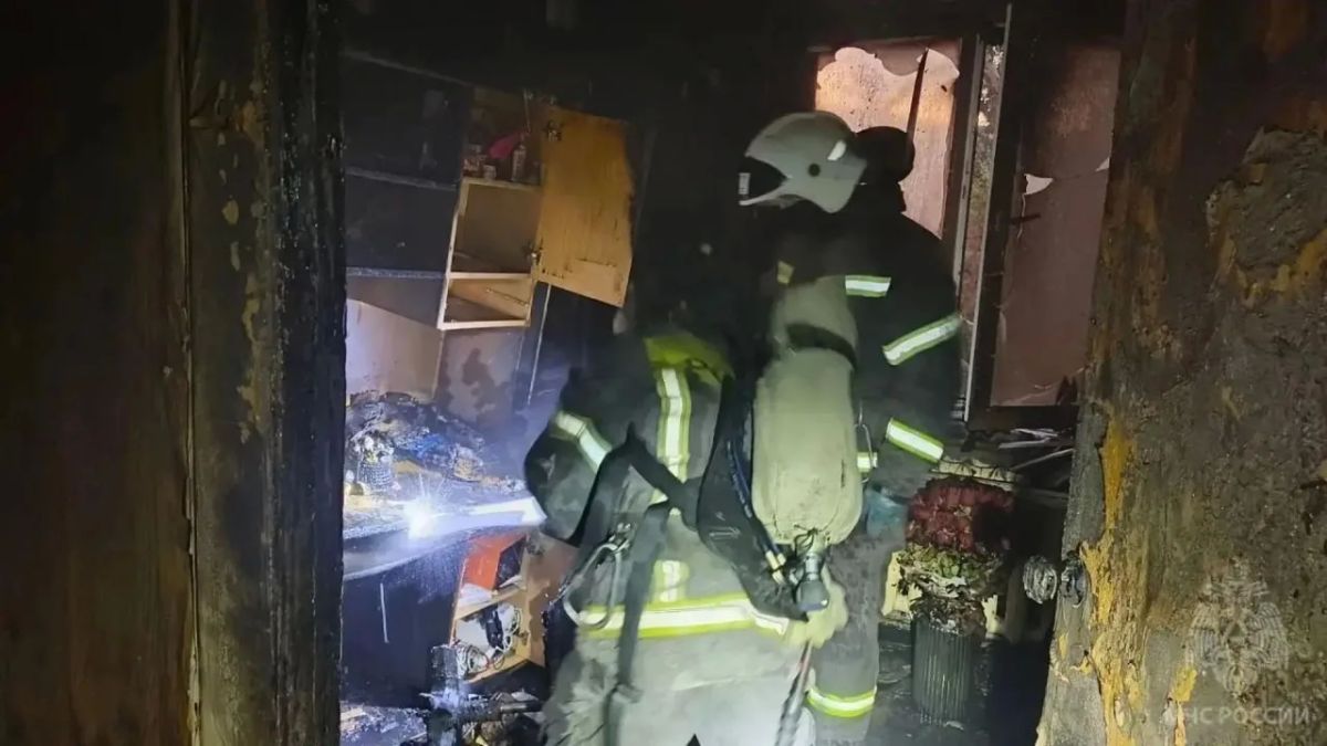 Квартира загорелась в пятиэтажке Стаханова Квартира загорелась в пятиэтажке Стаханова