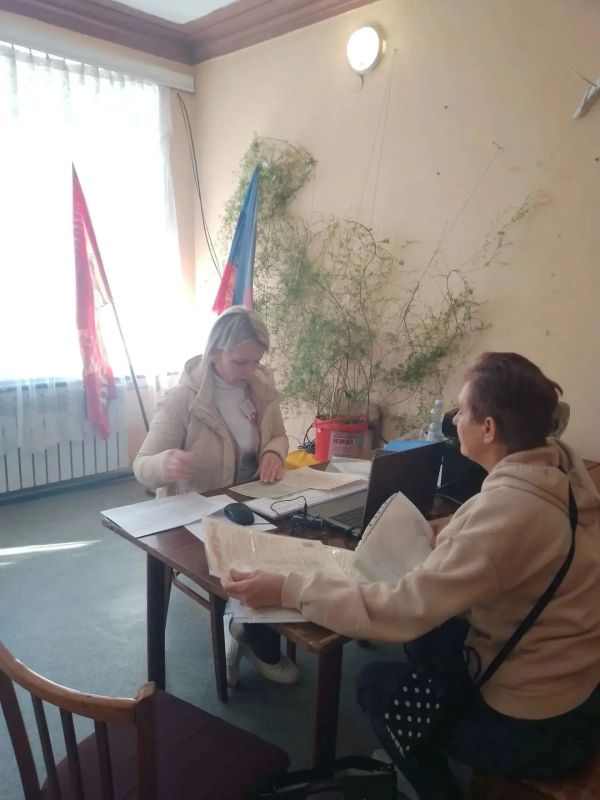 Специалисты МФЦ ЛНР провели выездной прием граждан в селе Червоный Жовтень Специалисты МФЦ ЛНР провели выездной прием граждан в селе Червоный Жовтень