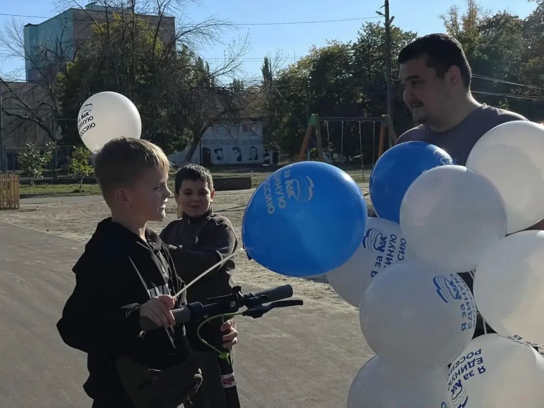 В рамках «Эстафеты добрых дел», приуроченной ко дню рождения нашего Президента, для ребят депутат Совета от партии Единая Россия - Богдан Шишкин подготовил насыщенную и очень интересную программу В рамках «Эстафеты добрых дел», приуроченной ко дню рождения нашего Президента, для ребят депутат Совета от партии Единая Россия - Богдан Шишкин подготовил насыщенную и очень интересную программу