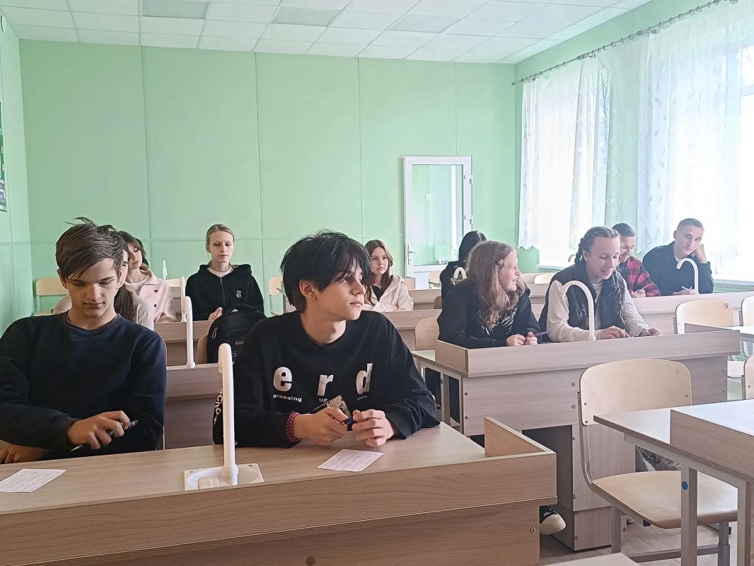 Помогаем старшеклассникам определиться с будущим Помогаем старшеклассникам определиться с будущим