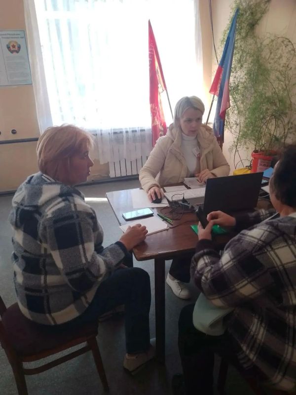 Специалисты МФЦ ЛНР провели выездной прием граждан в селе Червоный Жовтень