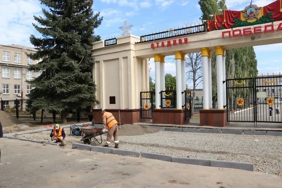 В Стаханове по проекту «Земля рекордов» благоустраивают территорию у стадиона «Победа»