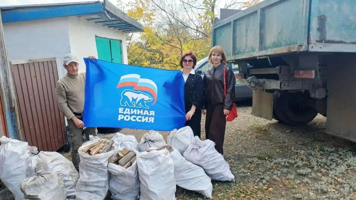 Партия поздравляет делом: семье погибшего военнослужащего оказали помощь к отопительному сезону