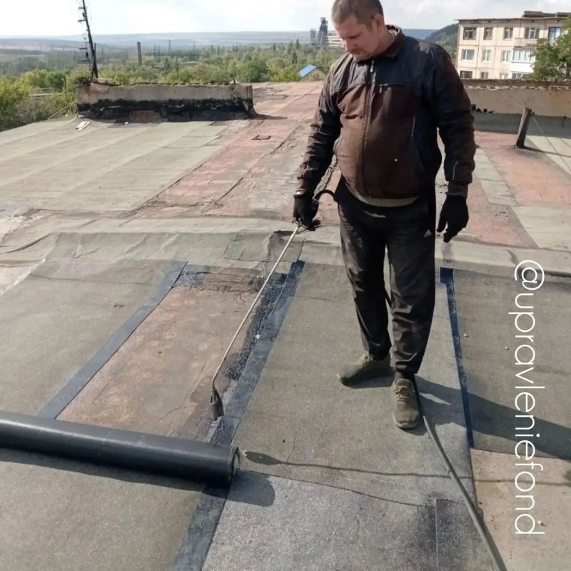 Краснолучский филиал отремонтировал кровлю дома на квартале Шахтерском Краснолучский филиал отремонтировал кровлю дома на квартале Шахтерском