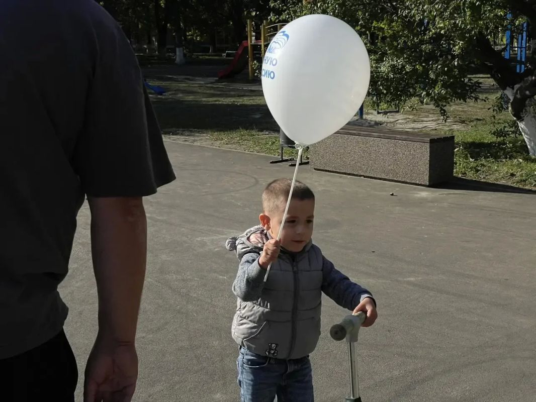 В рамках «Эстафеты добрых дел», приуроченной ко дню рождения нашего Президента, для ребят депутат Совета от партии Единая Россия - Богдан Шишкин подготовил насыщенную и очень интересную программу В рамках «Эстафеты добрых дел», приуроченной ко дню рождения нашего Президента, для ребят депутат Совета от партии Единая Россия - Богдан Шишкин подготовил насыщенную и очень интересную программу