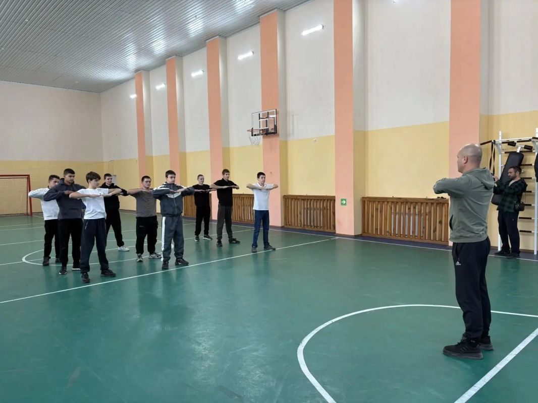 В Беловодске, в честь Дня рождения Президента, активисты и сторонники местного отделения партии «Единая Россия» организовали утреннюю зарядку, чтобы подарить добрые эмоции подрастающему поколению В Беловодске, в честь Дня рождения Президента, активисты и сторонники местного отделения партии «Единая Россия» организовали утреннюю зарядку, чтобы подарить добрые эмоции подрастающему поколению