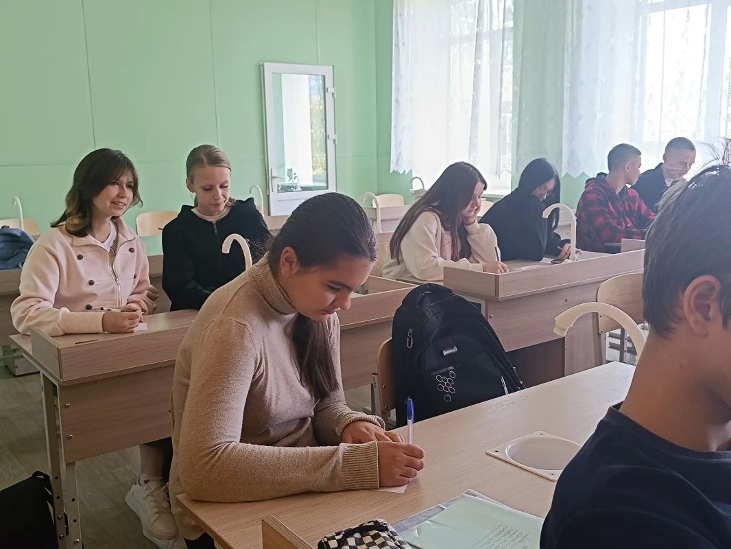 Помогаем старшеклассникам определиться с будущим Помогаем старшеклассникам определиться с будущим
