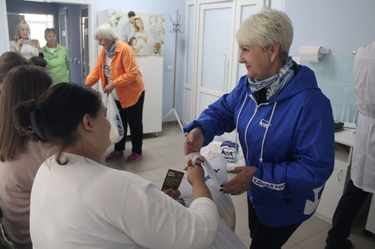 В рамках эстафеты добрых дел Секретарь Славяносербского местного отделения Единой России, депутат Народного Совета ЛНР Светлана Гизай, Председатель Совета округа, местный координатор Женского движения Единой России... В рамках эстафеты добрых дел Секретарь Славяносербского местного отделения Единой России, депутат Народного Совета ЛНР Светлана Гизай, Председатель Совета округа, местный координатор Женского движения Единой России...