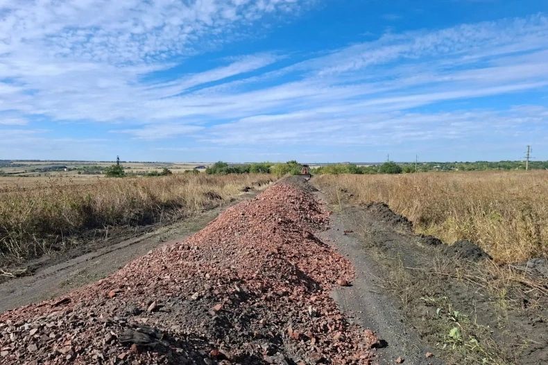 В Червонопартизанске провели подсыпку и планировку дороги до улицы Васильевская В Червонопартизанске провели подсыпку и планировку дороги до улицы Васильевская