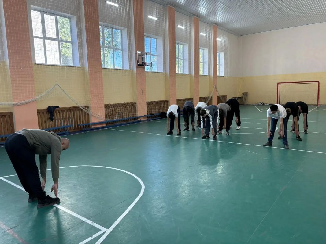 В Беловодске, в честь Дня рождения Президента, активисты и сторонники местного отделения партии «Единая Россия» организовали утреннюю зарядку, чтобы подарить добрые эмоции подрастающему поколению В Беловодске, в честь Дня рождения Президента, активисты и сторонники местного отделения партии «Единая Россия» организовали утреннюю зарядку, чтобы подарить добрые эмоции подрастающему поколению