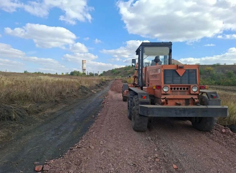 В Червонопартизанске провели подсыпку и планировку дороги до улицы Васильевская В Червонопартизанске провели подсыпку и планировку дороги до улицы Васильевская
