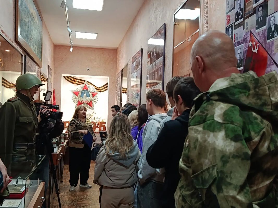 Связь поколений: в музее истории г. Ровеньки прошла встреча с участником СВО Связь поколений: в музее истории г. Ровеньки прошла встреча с участником СВО