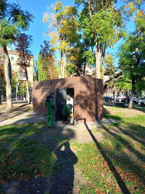Сотрудники "Луганского комбината зелёного хозяйства и благоустройства" проводят обслуживание общественных пространств города Сотрудники "Луганского комбината зелёного хозяйства и благоустройства" проводят обслуживание общественных пространств города