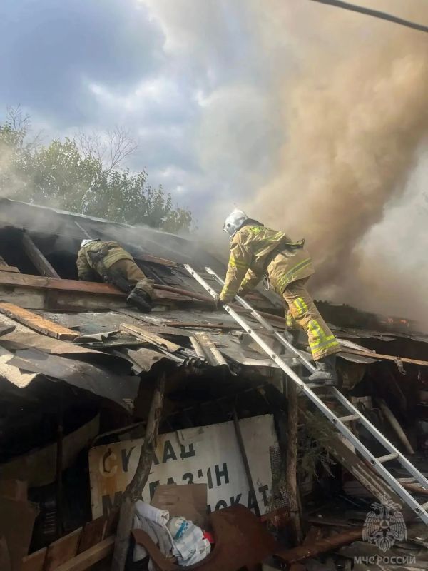 В Володарске спасатели отстояли дом пенсионерки от огня В Володарске спасатели отстояли дом пенсионерки от огня