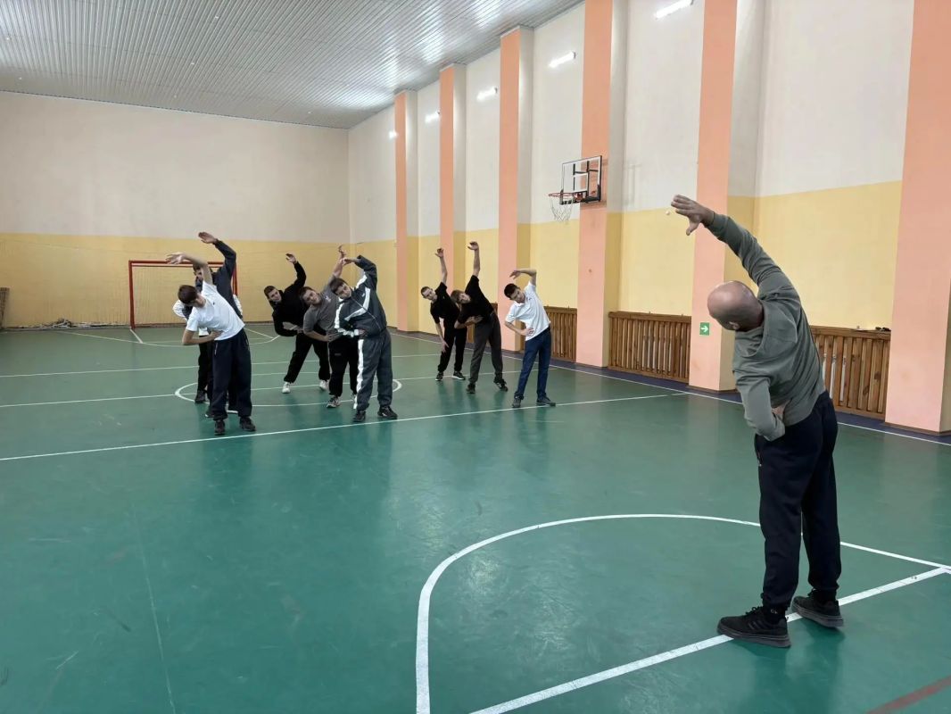 В Беловодске, в честь Дня рождения Президента, активисты и сторонники местного отделения партии «Единая Россия» организовали утреннюю зарядку, чтобы подарить добрые эмоции подрастающему поколению В Беловодске, в честь Дня рождения Президента, активисты и сторонники местного отделения партии «Единая Россия» организовали утреннюю зарядку, чтобы подарить добрые эмоции подрастающему поколению