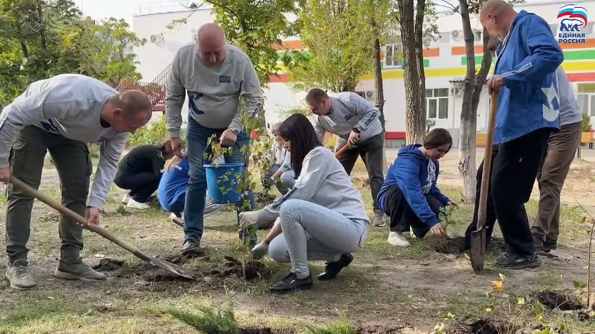 Северодонецкие единороссы в День рождения Президента высадили деревья возле двух школ города