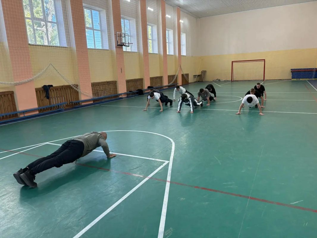 В Беловодске, в честь Дня рождения Президента, активисты и сторонники местного отделения партии «Единая Россия» организовали утреннюю зарядку, чтобы подарить добрые эмоции подрастающему поколению В Беловодске, в честь Дня рождения Президента, активисты и сторонники местного отделения партии «Единая Россия» организовали утреннюю зарядку, чтобы подарить добрые эмоции подрастающему поколению