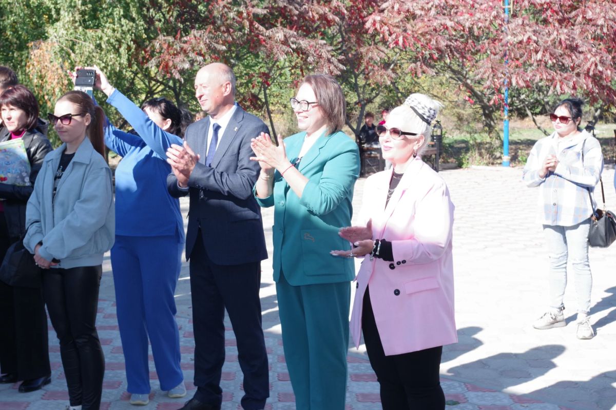 В селе Желтое торжественно открыли обновленный сквер Молодогвардейцев В селе Желтое торжественно открыли обновленный сквер Молодогвардейцев