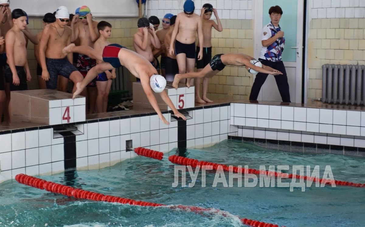 60-й плавательный сезон стартовал в краснолучском бассейне 60-й плавательный сезон стартовал в краснолучском бассейне