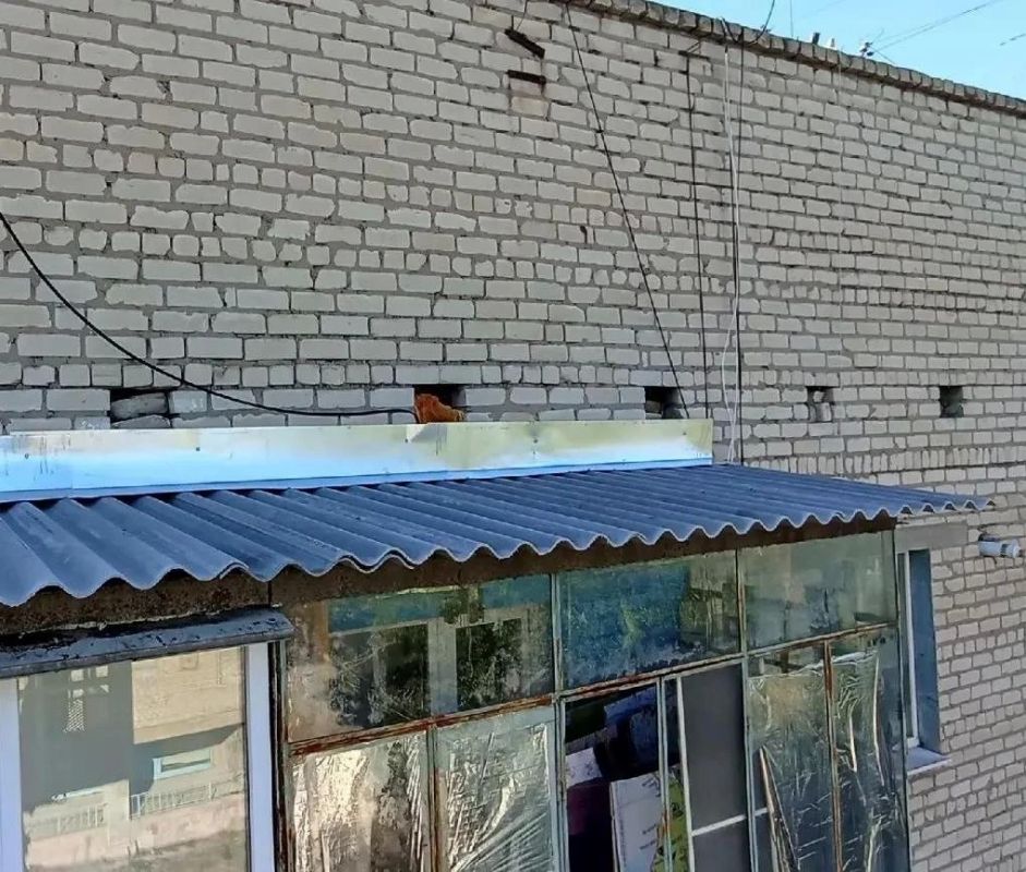 Специалисты Лутугинского филиала отреагировали на обращение жительницы многоквартирного дома по переулку Куйбышева, 5. Заявительница сообщила о том, что во время дождя балконная плита начинает протекать, что создавало... Специалисты Лутугинского филиала отреагировали на обращение жительницы многоквартирного дома по переулку Куйбышева, 5. Заявительница сообщила о том, что во время дождя балконная плита начинает протекать, что создавало...