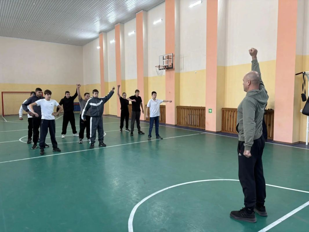 В Беловодске, в честь Дня рождения Президента, активисты и сторонники местного отделения партии «Единая Россия» организовали утреннюю зарядку, чтобы подарить добрые эмоции подрастающему поколению В Беловодске, в честь Дня рождения Президента, активисты и сторонники местного отделения партии «Единая Россия» организовали утреннюю зарядку, чтобы подарить добрые эмоции подрастающему поколению