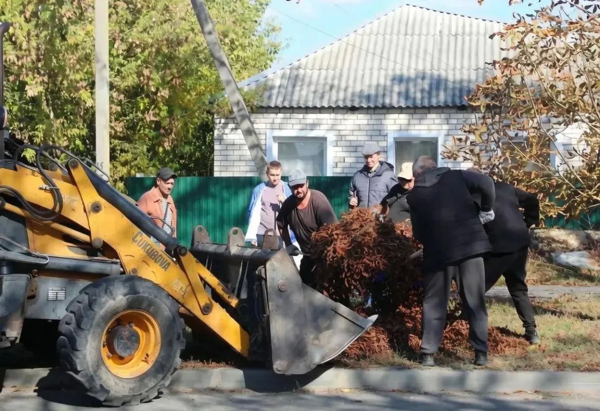 Сегодня в пгт Новопсков прошел массовый субботник, в котором приняли участие трудовые коллективы поселка и представители Партии «Единая Россия» Сегодня в пгт Новопсков прошел массовый субботник, в котором приняли участие трудовые коллективы поселка и представители Партии «Единая Россия»