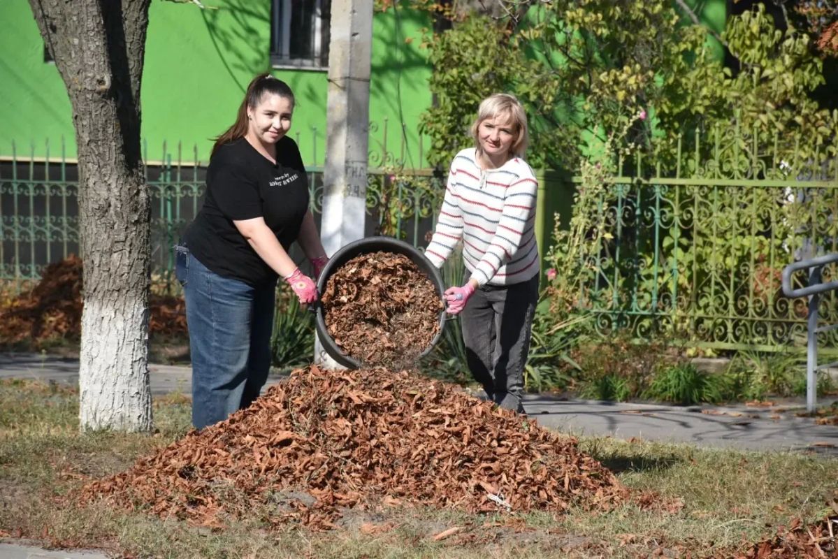 Сегодня в пгт Новопсков прошел массовый субботник, в котором приняли участие трудовые коллективы поселка и представители Партии «Единая Россия» Сегодня в пгт Новопсков прошел массовый субботник, в котором приняли участие трудовые коллективы поселка и представители Партии «Единая Россия»