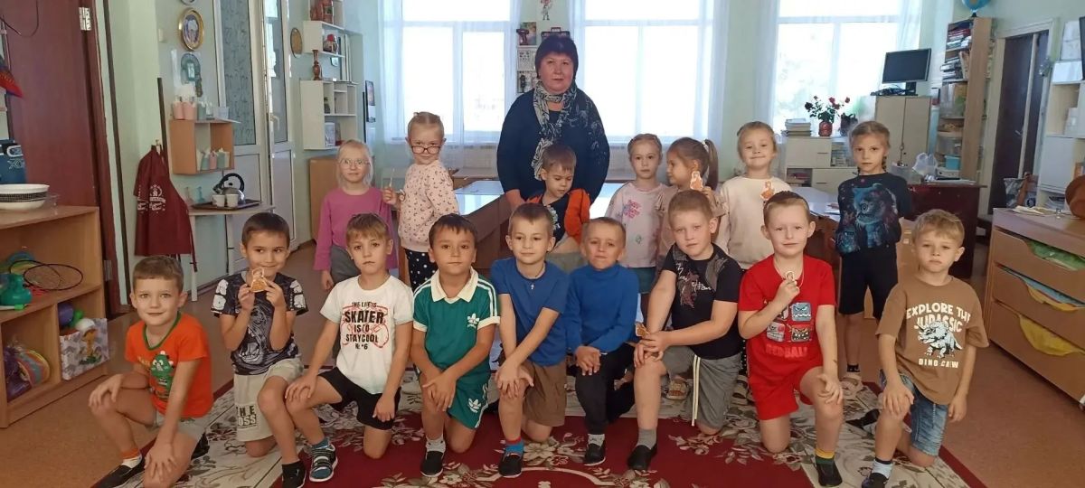 Сотрудники Лутугинского районного дома культуры снова отправились в гости к малышам – на этот раз к воспитанникам детского сада «Матрешка» Сотрудники Лутугинского районного дома культуры снова отправились в гости к малышам – на этот раз к воспитанникам детского сада «Матрешка»