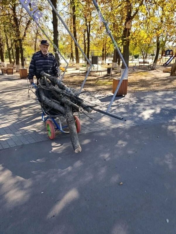 В среду сотрудники парка культуры и отдыха им. «Молодой гвардии» очищали клумбы от сухих сорняков, спиливали сухие ветки и занимались покраской скамеек, чтобы сделать территорию более ухоженной и приятной для посетителей В среду сотрудники парка культуры и отдыха им. «Молодой гвардии» очищали клумбы от сухих сорняков, спиливали сухие ветки и занимались покраской скамеек, чтобы сделать территорию более ухоженной и приятной для посетителей