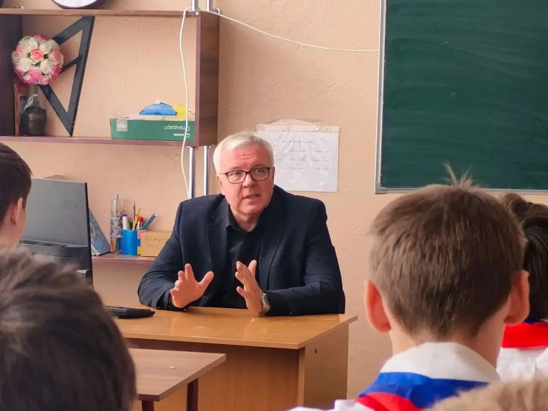 Главный внештатный специалист нарколог Минздрава ЛНР, провёл профилактическую беседу с учащимися ЛУВК имени Е.Ф.Фролова № 43