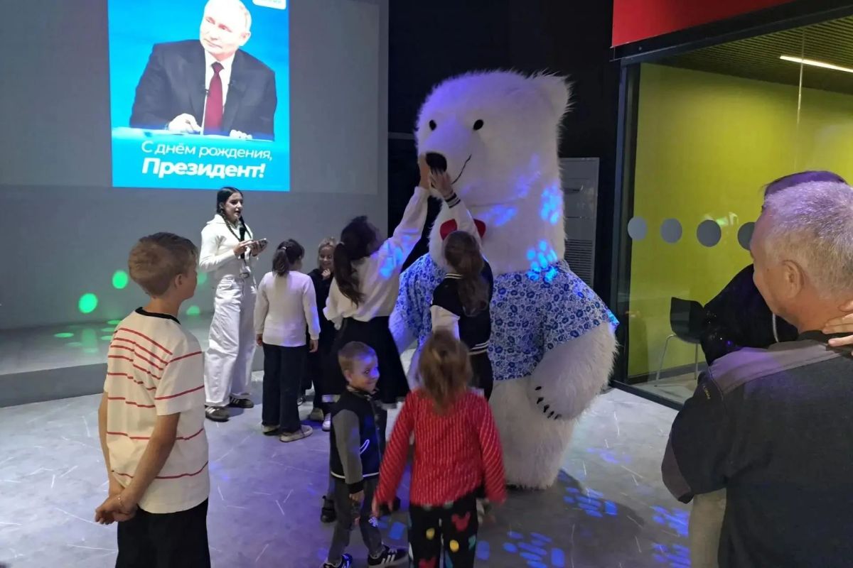 Единороссы Свердловска, в День рождения Президента, пригласили малышей на праздник Единороссы Свердловска, в День рождения Президента, пригласили малышей на праздник
