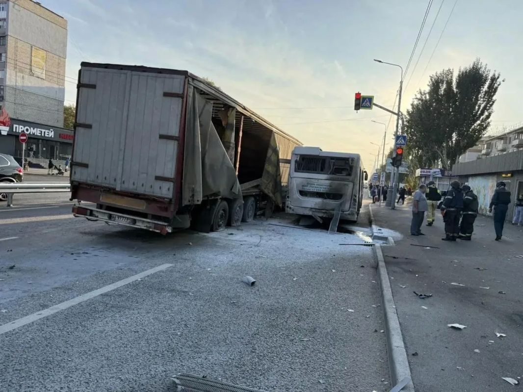 ВСУ ударили по автобусу и фуре на Востоке Луганска ВСУ ударили по автобусу и фуре на Востоке Луганска