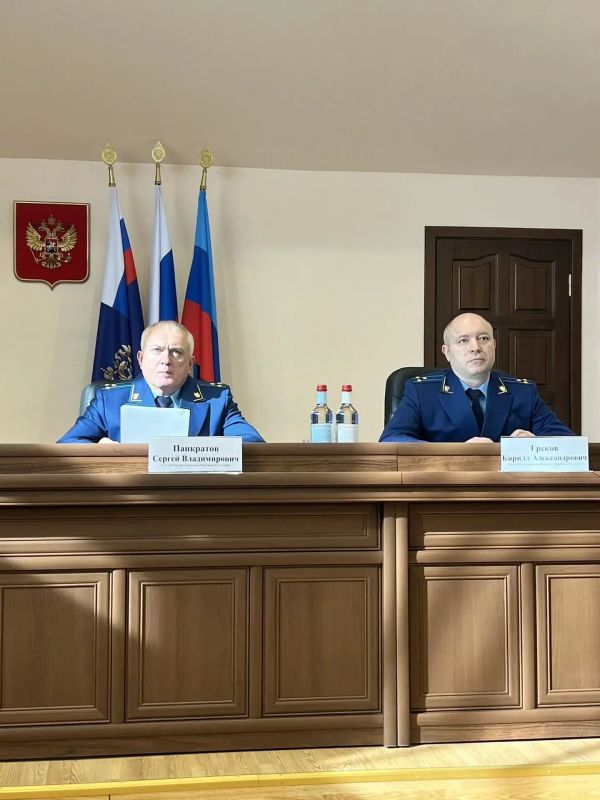 В прокуратуре республики под председательством исполняющего обязанности прокурора Луганской Народной Республики Сергея Панкратова впервые проведено заседание коллегии о практике участия прокуроров в судебных стадиях... В прокуратуре республики под председательством исполняющего обязанности прокурора Луганской Народной Республики Сергея Панкратова впервые проведено заседание коллегии о практике участия прокуроров в судебных стадиях...
