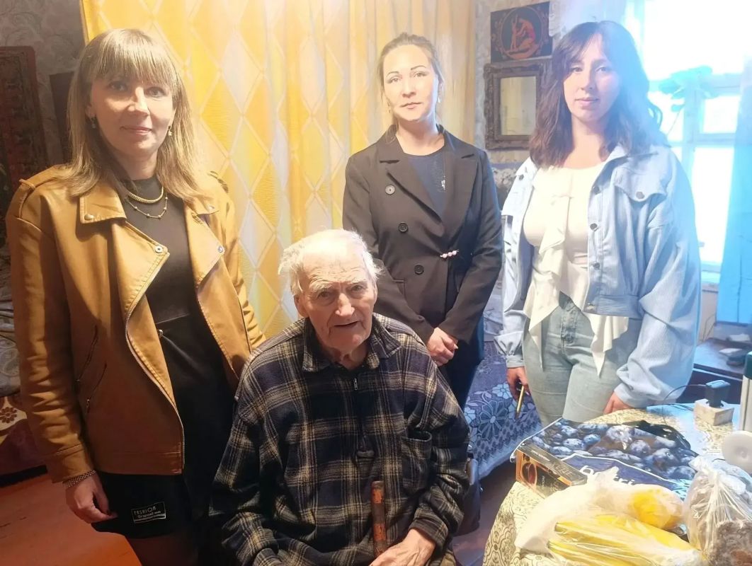 Добрые дела рядом с нами!. Сотрудники отдела жизнеобеспечения пгт Ясеновский, пгт Пролетарский Администрации городского округа город Ровеньки совместно с активистами территориального общественного самоуправления (ТОС)...