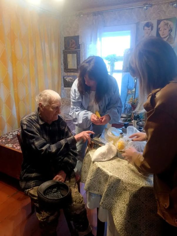 Добрые дела рядом с нами!. Сотрудники отдела жизнеобеспечения пгт Ясеновский, пгт Пролетарский Администрации городского округа город Ровеньки совместно с активистами территориального общественного самоуправления (ТОС)... Добрые дела рядом с нами!. Сотрудники отдела жизнеобеспечения пгт Ясеновский, пгт Пролетарский Администрации городского округа город Ровеньки совместно с активистами территориального общественного самоуправления (ТОС)...