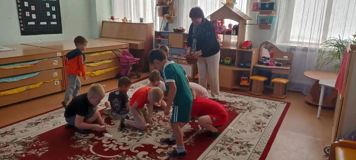 Сотрудники Лутугинского районного дома культуры снова отправились в гости к малышам – на этот раз к воспитанникам детского сада «Матрешка» Сотрудники Лутугинского районного дома культуры снова отправились в гости к малышам – на этот раз к воспитанникам детского сада «Матрешка»