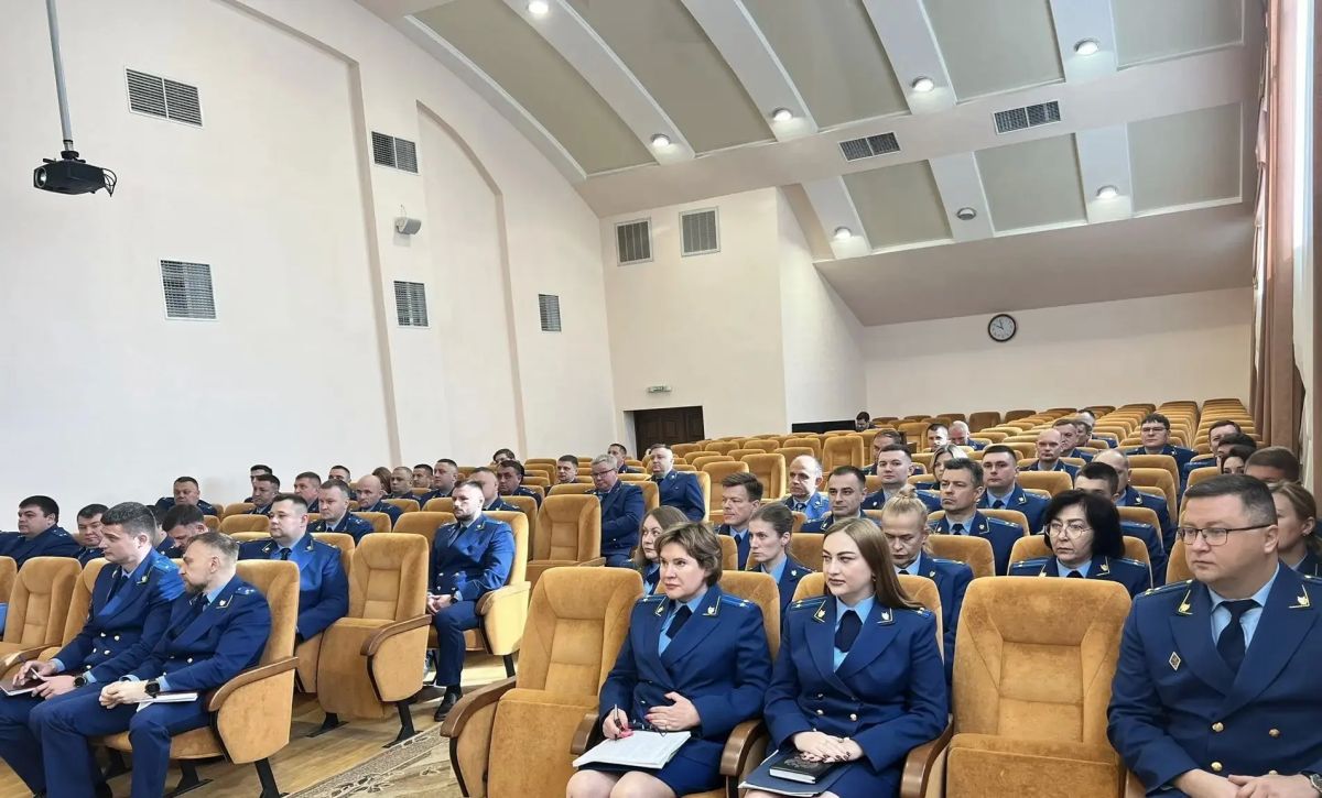 В прокуратуре республики под председательством исполняющего обязанности прокурора Луганской Народной Республики Сергея Панкратова впервые проведено заседание коллегии о практике участия прокуроров в судебных стадиях... В прокуратуре республики под председательством исполняющего обязанности прокурора Луганской Народной Республики Сергея Панкратова впервые проведено заседание коллегии о практике участия прокуроров в судебных стадиях...