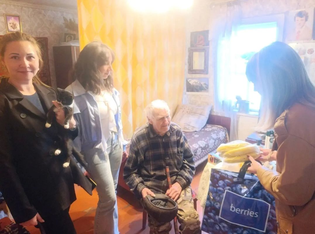 Добрые дела рядом с нами!. Сотрудники отдела жизнеобеспечения пгт Ясеновский, пгт Пролетарский Администрации городского округа город Ровеньки совместно с активистами территориального общественного самоуправления (ТОС)... Добрые дела рядом с нами!. Сотрудники отдела жизнеобеспечения пгт Ясеновский, пгт Пролетарский Администрации городского округа город Ровеньки совместно с активистами территориального общественного самоуправления (ТОС)...